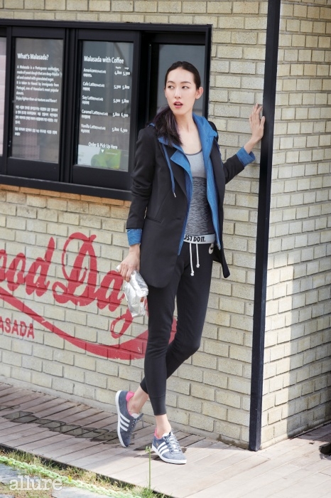 폴리에스테르 소재 재킷은 2만9천원, H&M. 면 소재 아우터는 33만9천원, 르윗. 폴리에스테르 소재 러닝 톱은 3만5천원, H&M 스포츠(H&M Sports). 면 소재 트랙 팬츠는 나이키(Nike). 클러치백으로 연출한 숄더백은 가격미정, 캘빈클라인 진(Calvin Klein Jeans). 운동화는 9만9천원, 아디다스 오리지널스(Adidas Originals).
