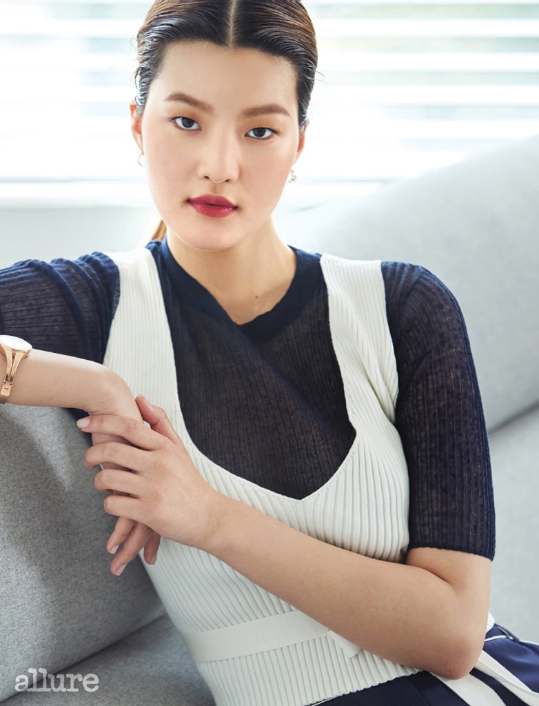 리넨 소재 시스루 톱은 8만9천원, 코스(COS). 오가닉 코튼 소재 크롭트 톱은 4만9천원, 앤아더스토리즈(&Other Stories). 실크 소재 팬츠는 32만9천원, 질 스튜어트. 스테인리스스틸 소재 귀고리는 12만원, 스테인리스스틸 소재 시계는 42만원, 모두 캘빈 클라인 워치앤주얼리