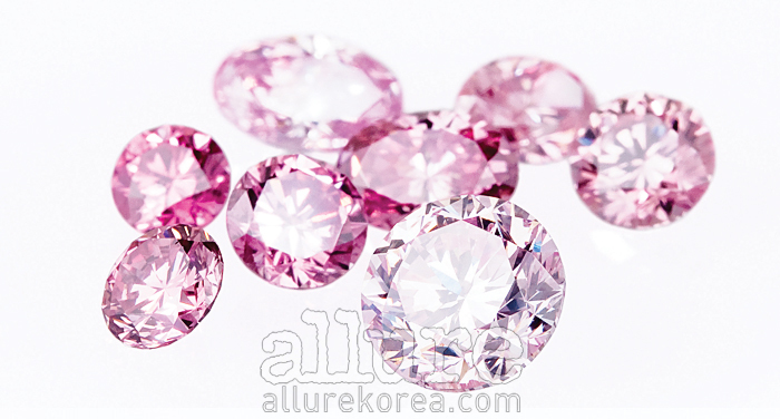 루시에는 최고의 가치로 평가받는 ‘아가일’ 핑크 다이몬드를 0.3캐럿부터 1.6캐럿까지 원하는 디자인으로 주문 제작해 판매한다.