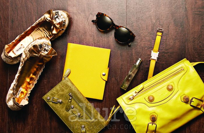 (왼쪽부터) 비즈 장식의 플랫 슈즈는 미우 미우(Miu Miu).지갑과 노란색 클러치백은 발렌시아가(Balenciaga). 선글라스는카렌 워커. 노트와 향수, 시계는 모두 에르메스(Hermes).
