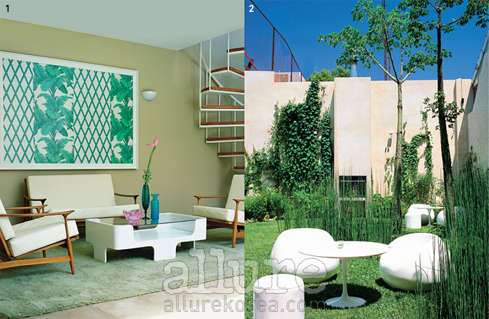 1 빈티지 가구와 조화를 이루는 모던한 실내2 푸른 잔디와 나무, 흰색 테이블이 어우러진 정원