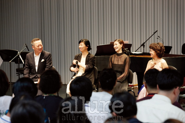 박용만 두산그룹 회장과이날 함께 무대에 오른세 명의 아티스트 노영심,김주원, 임선혜.
