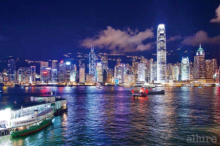 잠들지 않는 홍콩의 야경. 여전히 저렴하고 낭만적인 스타페리가 홍콩 섬과 구룡 반도를 오간다