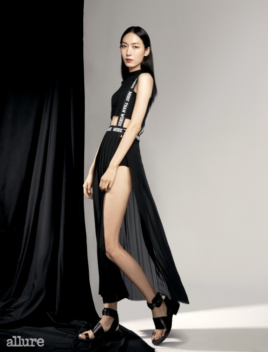 면 소재 톱과 폴리에스테르 소재 드레스는 지현정 × 쇼콩트(Jee Hyun Jung × Chokonte).