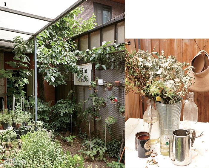 1 프랑스 가정집의 작은 정원을 연상케 하는 르끌로의 텃밭 2 텃밭 테이블에 놓인 아기자기한 소품들