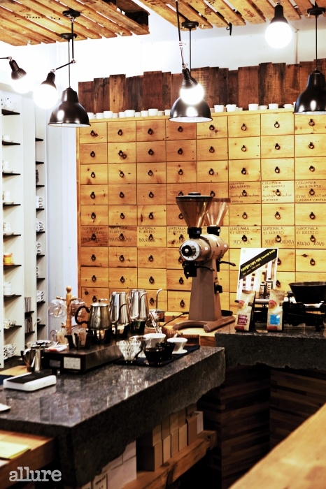 우리나라 커피의 역사와 궤도를 함께해온 커피명가. 최근에 문을 연 로스팅 공장인 라 핀카에서는 다양한 스페셜티 원두를 맛볼 수 있다.