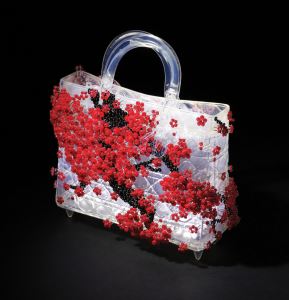 레이디 디올의 가방에 만개한 매화꽃을 담아낸 작가 황란의 작품, ‘영원한 뮤즈’.