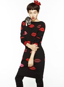 입술 패턴의 니트 드레스는 소니아 리키엘(Sonia Rykiel). 글리터 장식의 입술 모양 머리띠는 에디터 소장품.