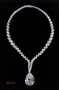 리처드 버튼이 엘리자베스 테일러에게 선물한 까르띠에의 69.42캐럿 다이아몬드 목걸이. 