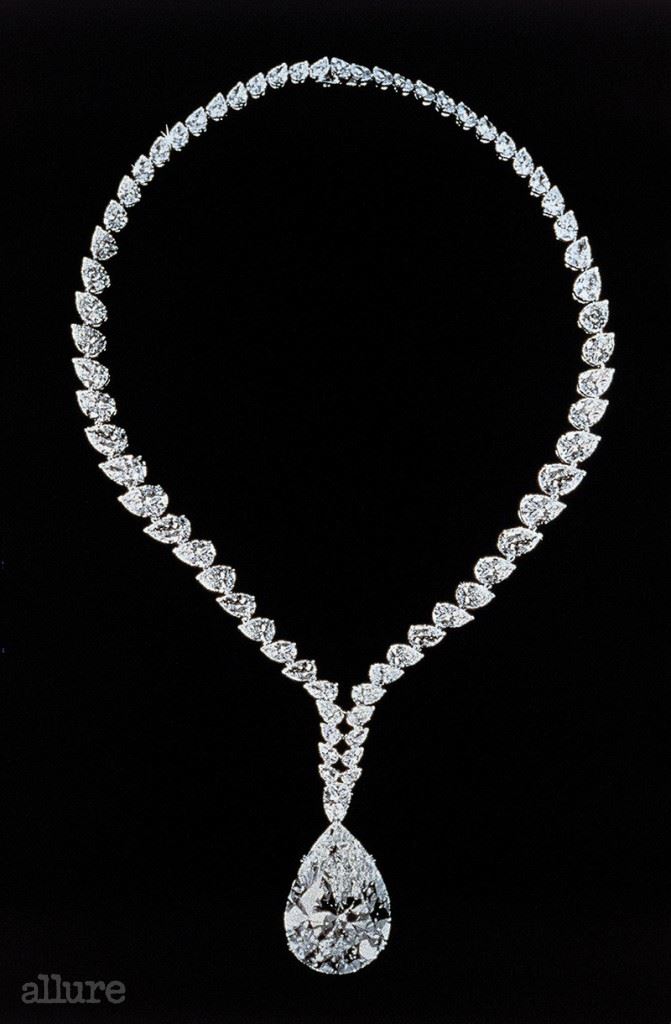 리처드 버튼이 엘리자베스 테일러에게 선물한 까르띠에의 69.42캐럿 다이아몬드 목걸이. 