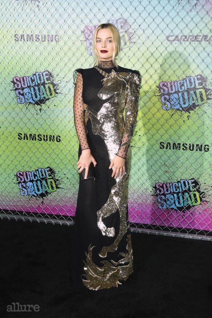 시퀸과 시스루로 이루어진 알렉산더 맥퀸의 드레스와 짙은 메이크업이 영화 의 할리퀸을 연상시킨다.