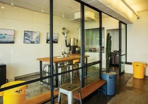 오로지 커피를 위한 내부는 원두 로스팅과 커핑, 그리고 교육을 위한 공간과 손님에게 커피를 대접하는 공간으로 나뉜다.