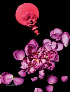 발렌티노의 발렌티나 핑크 오드퍼퓸. 딸기와 백수선, 프랄린 향으로 구성된 향수로 사랑스러우면서도 모던한 여성을 연상시키는 플로럴 프루티 향이다. 50ml 13만원.