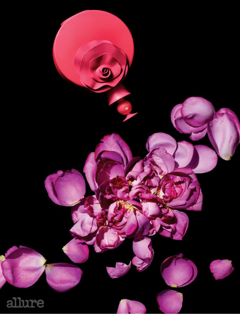 발렌티노의 발렌티나 핑크 오드퍼퓸. 딸기와 백수선, 프랄린 향으로 구성된 향수로 사랑스러우면서도 모던한 여성을 연상시키는 플로럴 프루티 향이다. 50ml 13만원.
