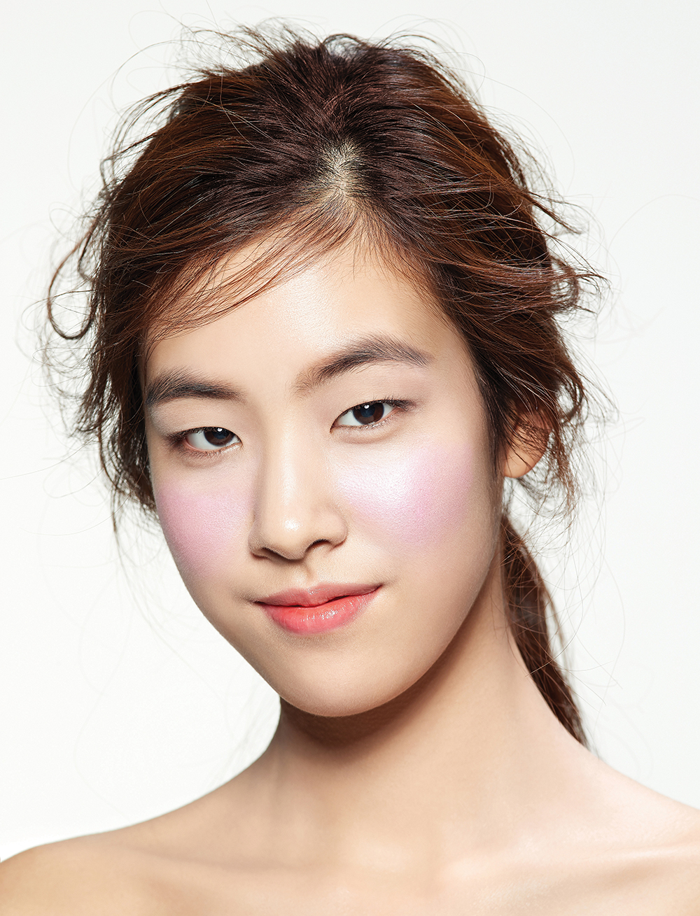 긴 얼굴형에 어울리는 블러셔 사용법 | 얼루어 코리아 (Allure Korea)
