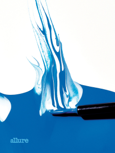 어반디케이의 레이저 샤프 리퀴드 아이라이너 카오스. 청량한 파란색으로 눈가에 시원한 포인트를 더한다.