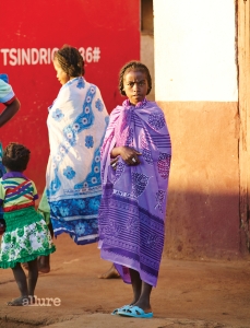 마다가스카르의 바오밥 나무를 보러 가다 도로 사정이 안 좋아서 중간에 쉬었던 작은 마을. 다섯 장 찍는 동안 움직이지 않고 계속 서 있던 소녀.