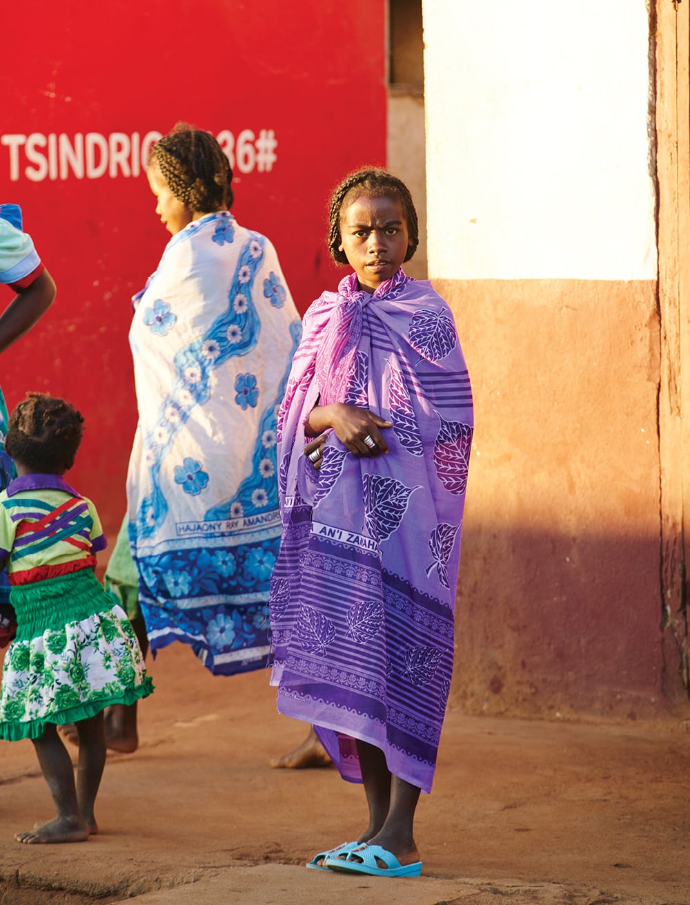 마다가스카르의 바오밥 나무를 보러 가다 도로 사정이 안 좋아서 중간에 쉬었던 작은 마을. 다섯 장 찍는 동안 움직이지 않고 계속 서 있던 소녀.