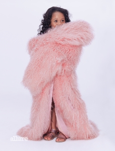 양가죽과 양털 소재 코트는 모두 니나 리치 컬렉션(Nina Ricci Collection).