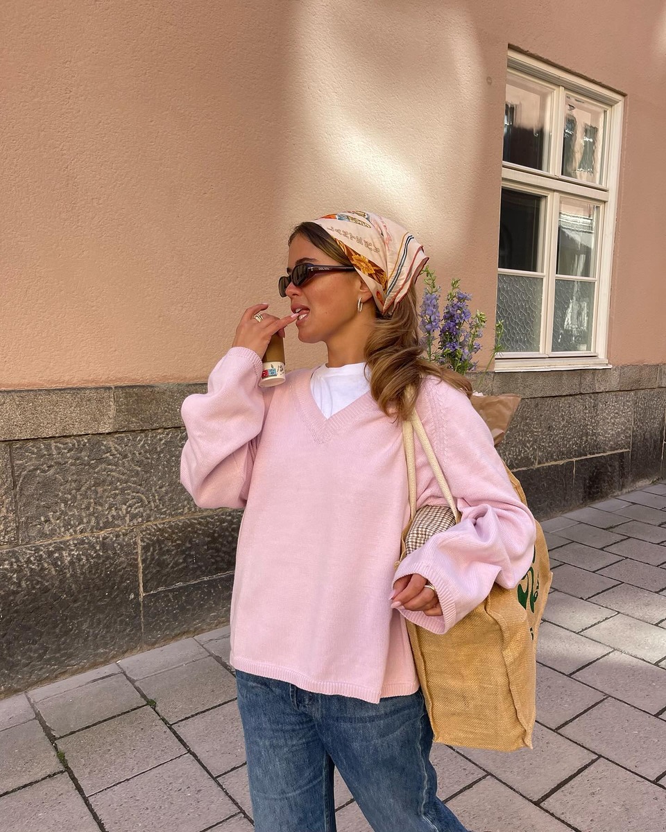 2025 freefall styling, V neck, 브이넥, 니트, 니트코디, 가을 코디