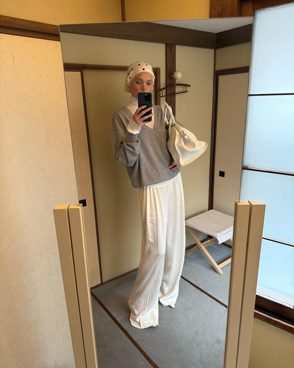 2025 freefall styling, V neck, 브이넥, 니트, 니트코디, 가을 코디