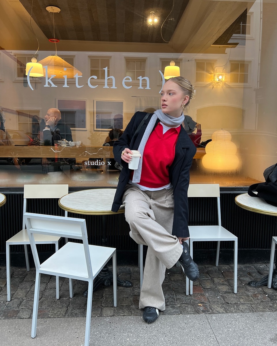 2025 freefall styling, V neck, 브이넥, 니트, 니트코디, 가을 코디