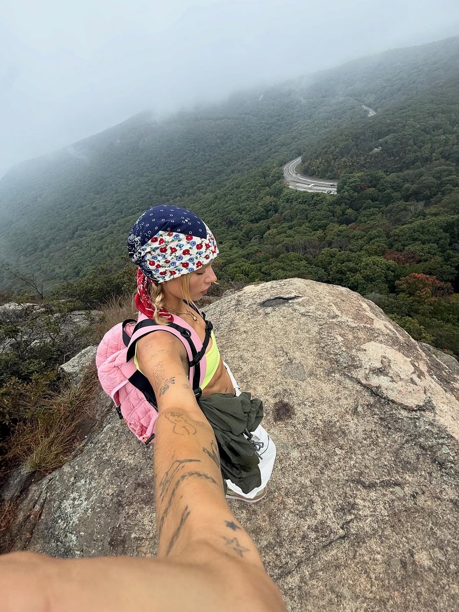 hiking fashion, gen-z hiking outfit, hiking ootd, 하이킹 룩, 등산 패션, 젠지 취미, 하이킹, 트레킹