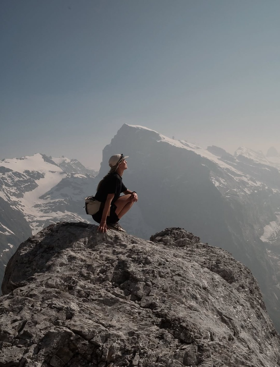 hiking fashion, gen-z hiking outfit, hiking ootd, 하이킹 룩, 등산 패션, 젠지 취미, 하이킹, 트레킹