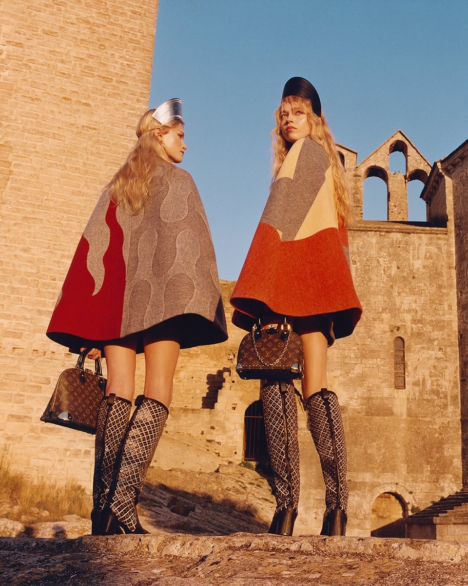 망토 케이프 루이비통 전지현