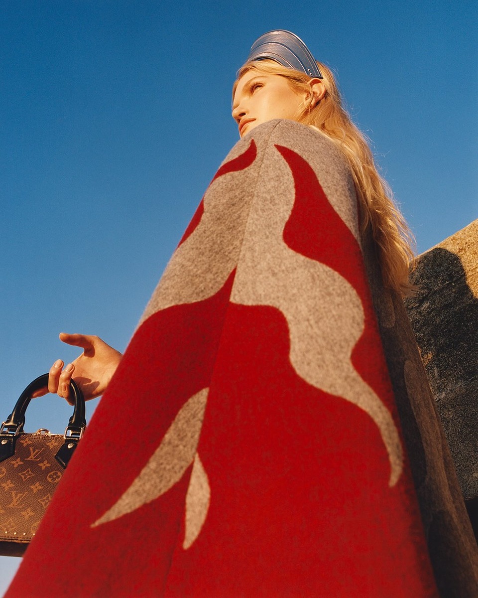 망토 케이프 루이비통 전지현