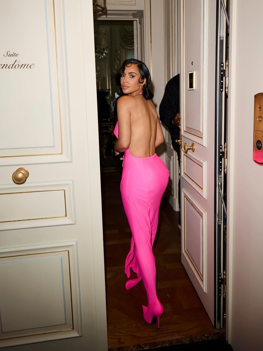 핑크룩 킴카다시안