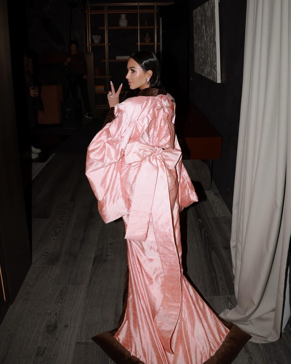 핑크룩 킴카다시안