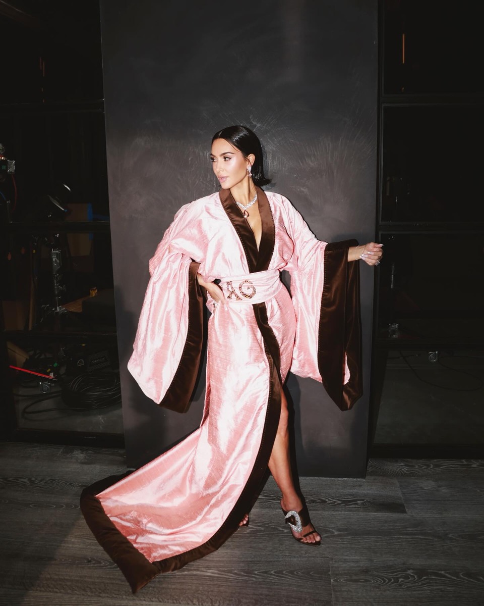 핑크룩 킴카다시안