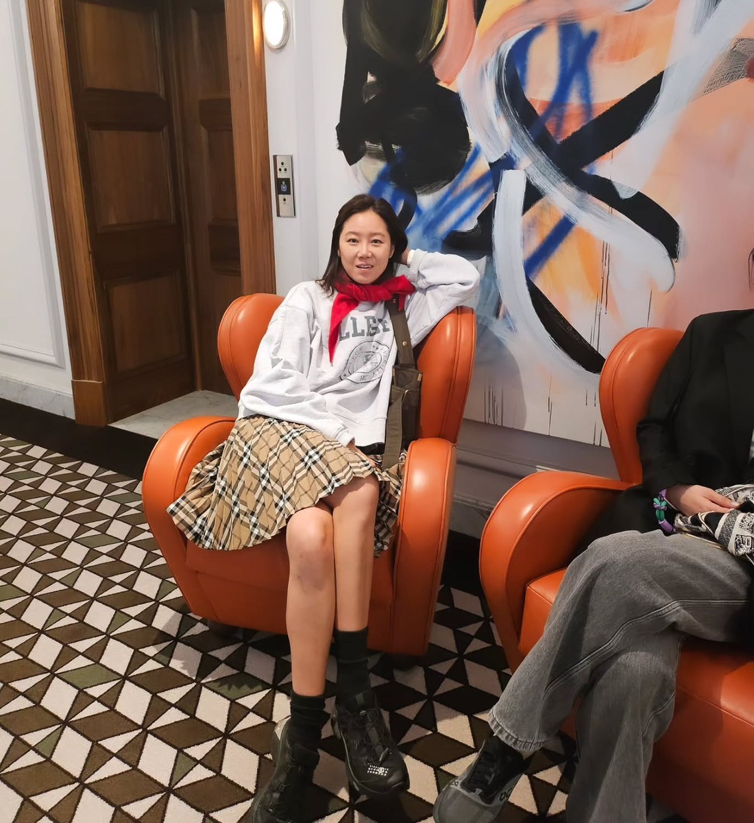 공효진 동안패션 레드 스카프