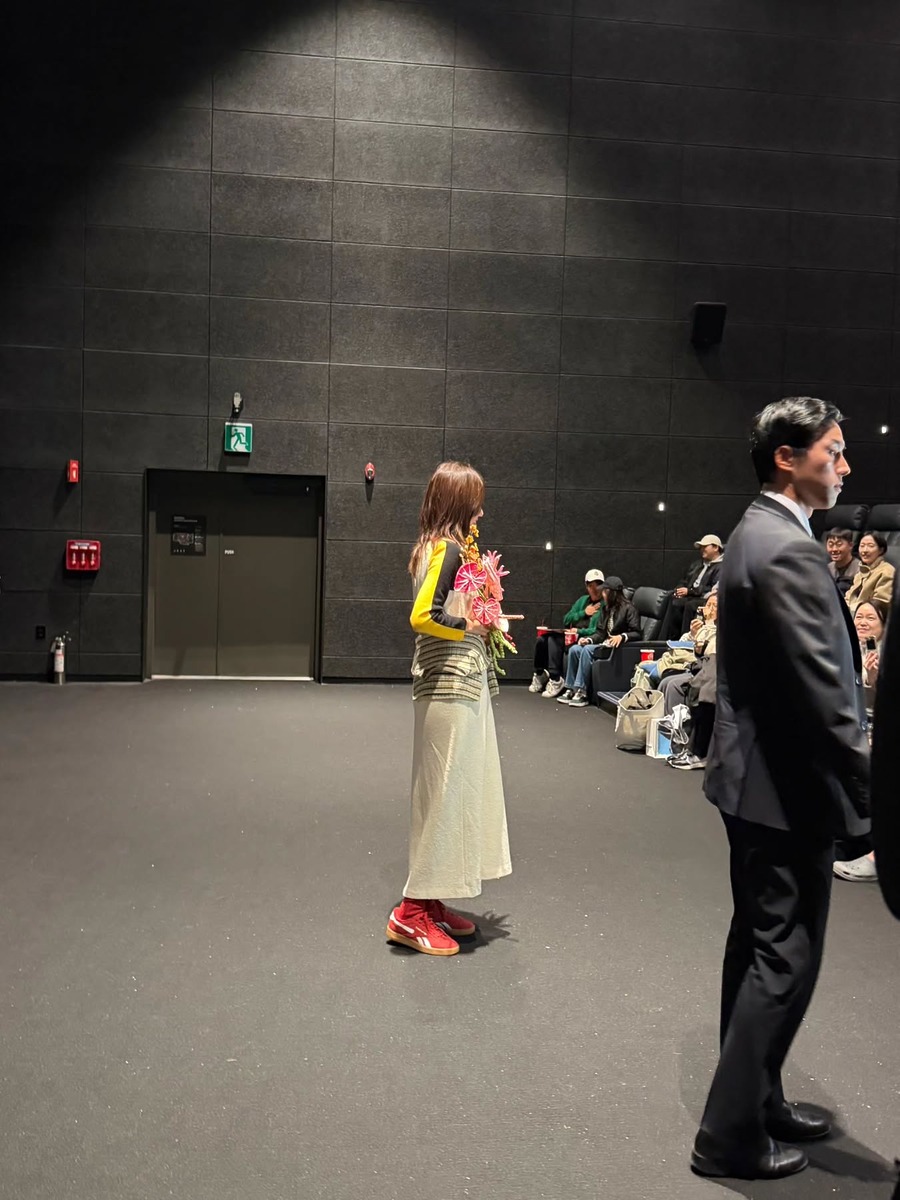 공효진 동안패션 빨간양말 레드 스니커즈