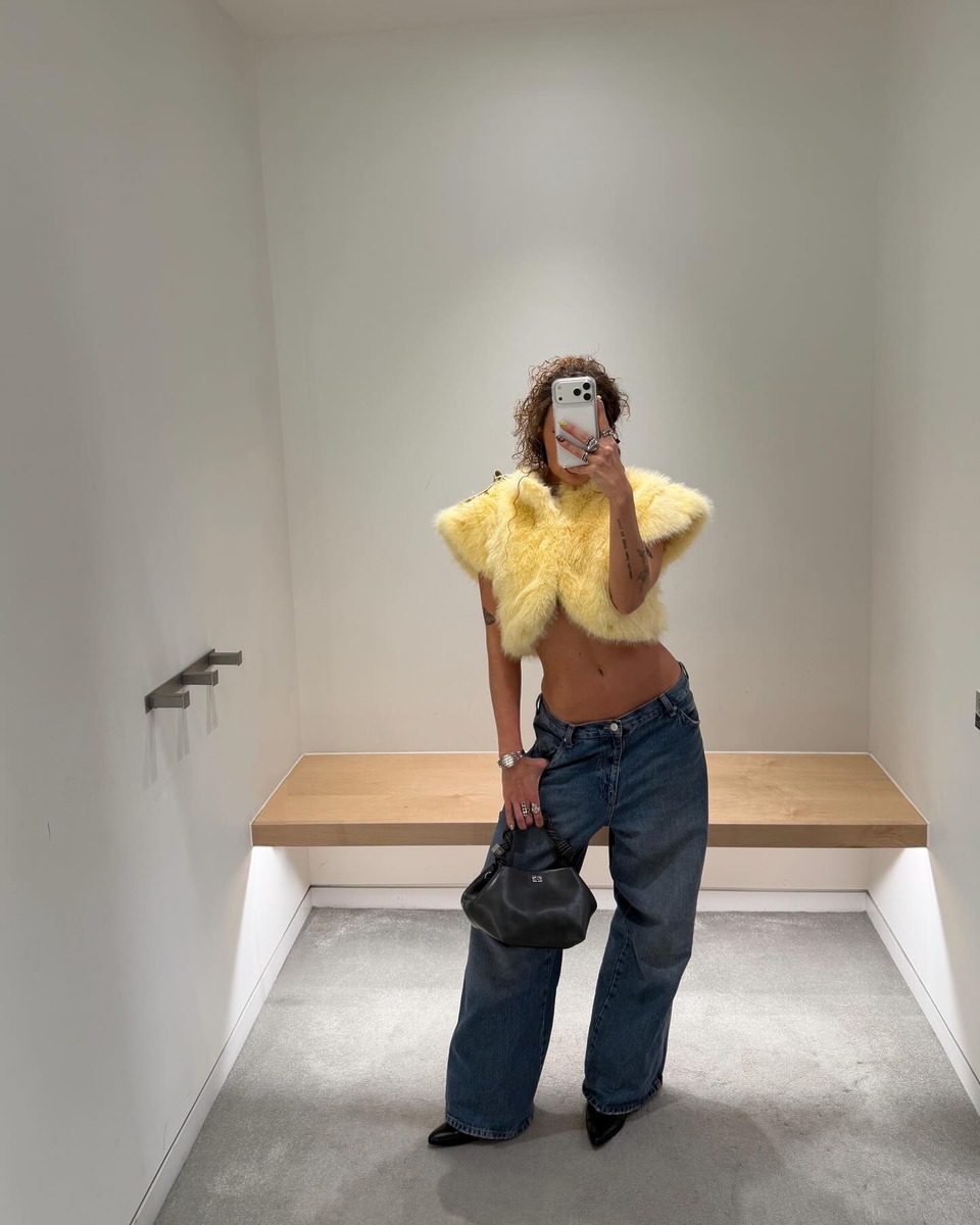 denim trend, 2026 denim outfit, 데님 트렌드, 데님에 구두, 2026 트렌드