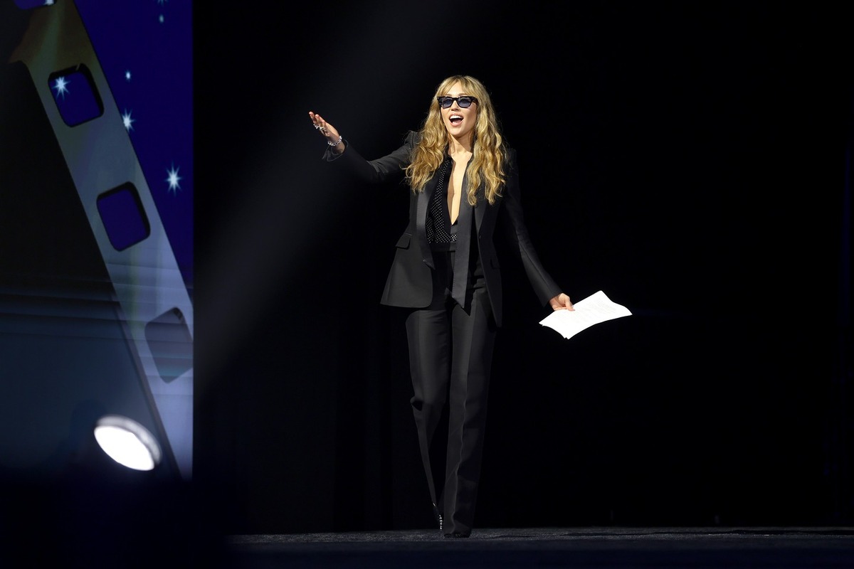 마일리사이러스 팬츠수트 톰포드 팜스프링스국제영화제