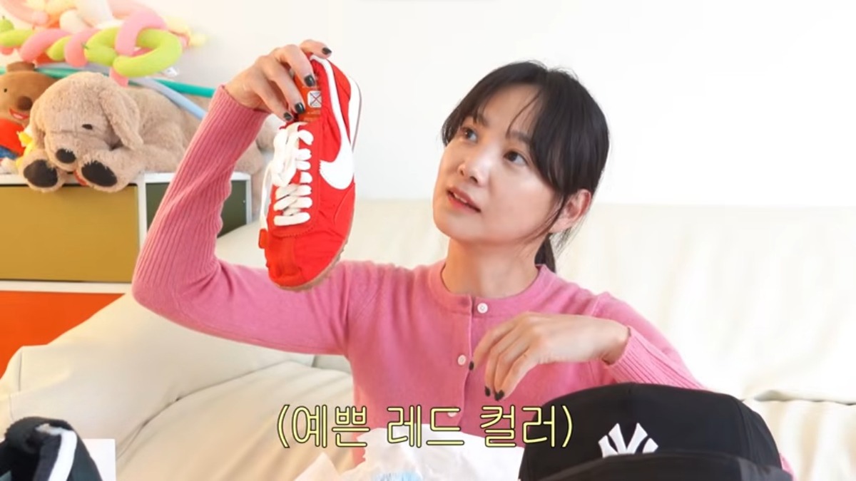 윤승아 레드슈즈 운동화 나이키 자크뮈스