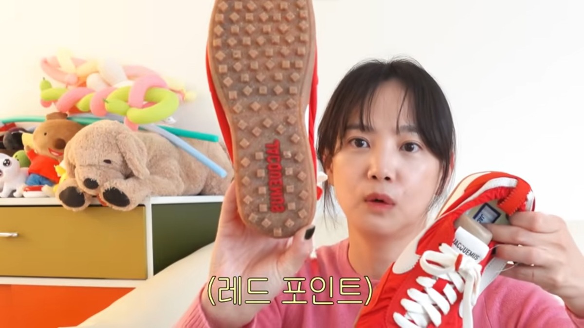 윤승아 레드슈즈 운동화 나이키 자크뮈스