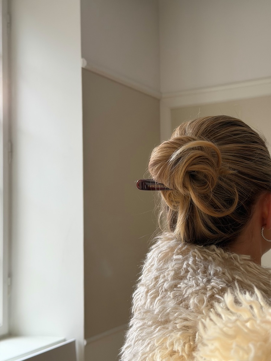 2026 hair trend, hair upstyle trend, bun hair, hair accessories, 헤어 액세서리, 헤어 트렌드, 업스타일 헤어, 번헤어