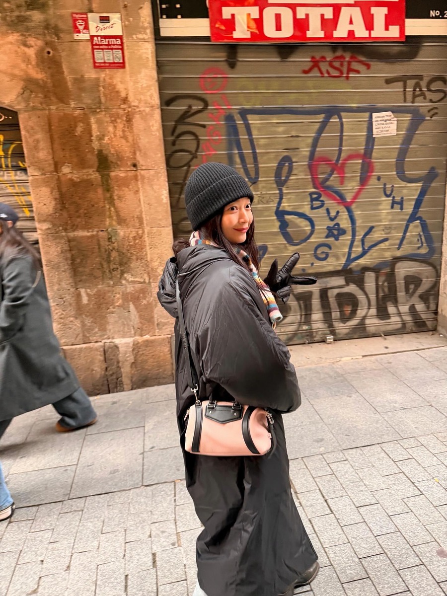 신민아 여행패션 루이비통 핑크가방