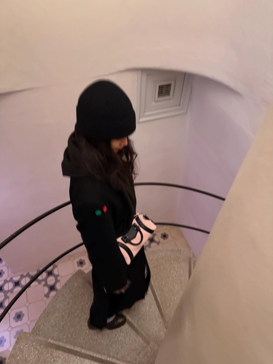 신민아 여행패션 루이비통 핑크가방