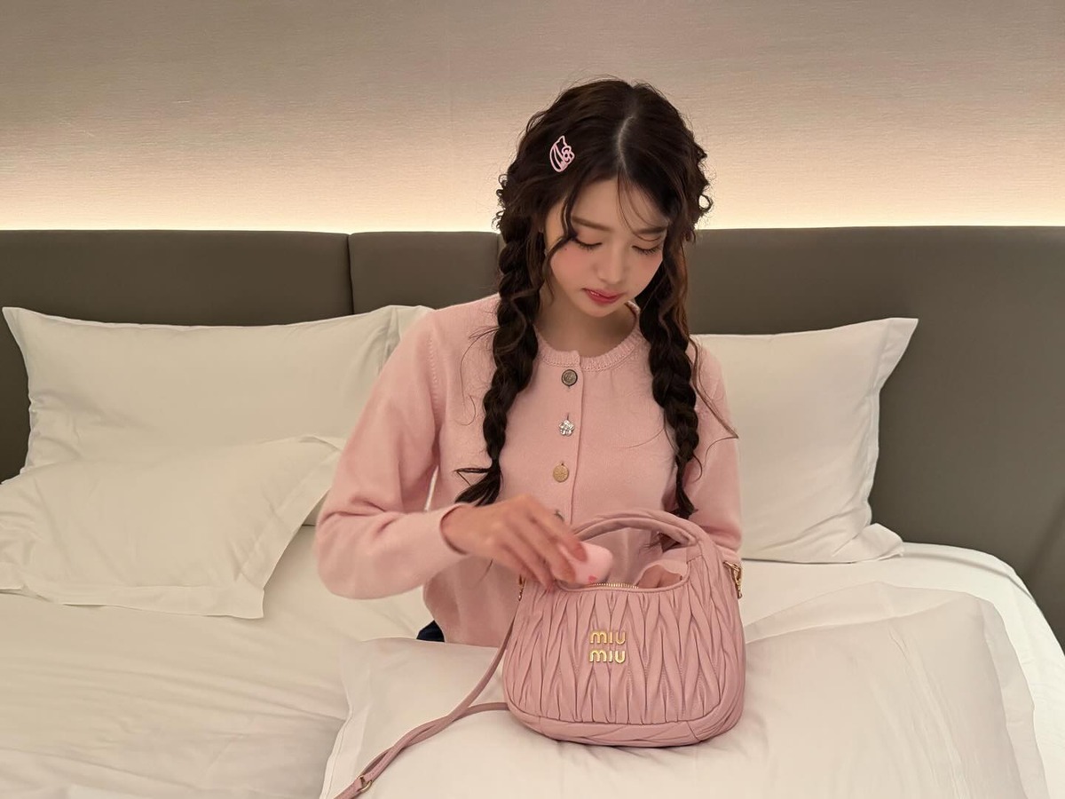 장원영 미우미우 핑크가방