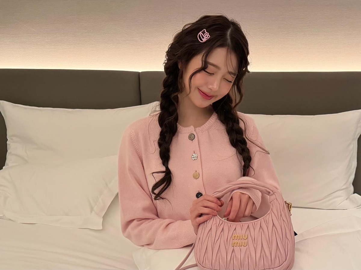 장원영 미우미우 핑크가방