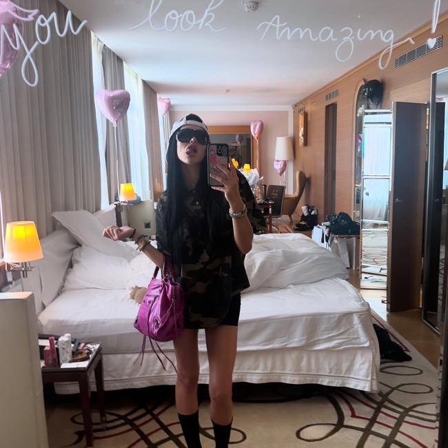 아멜리아그레이햄린 발렌시아가 핑크가방