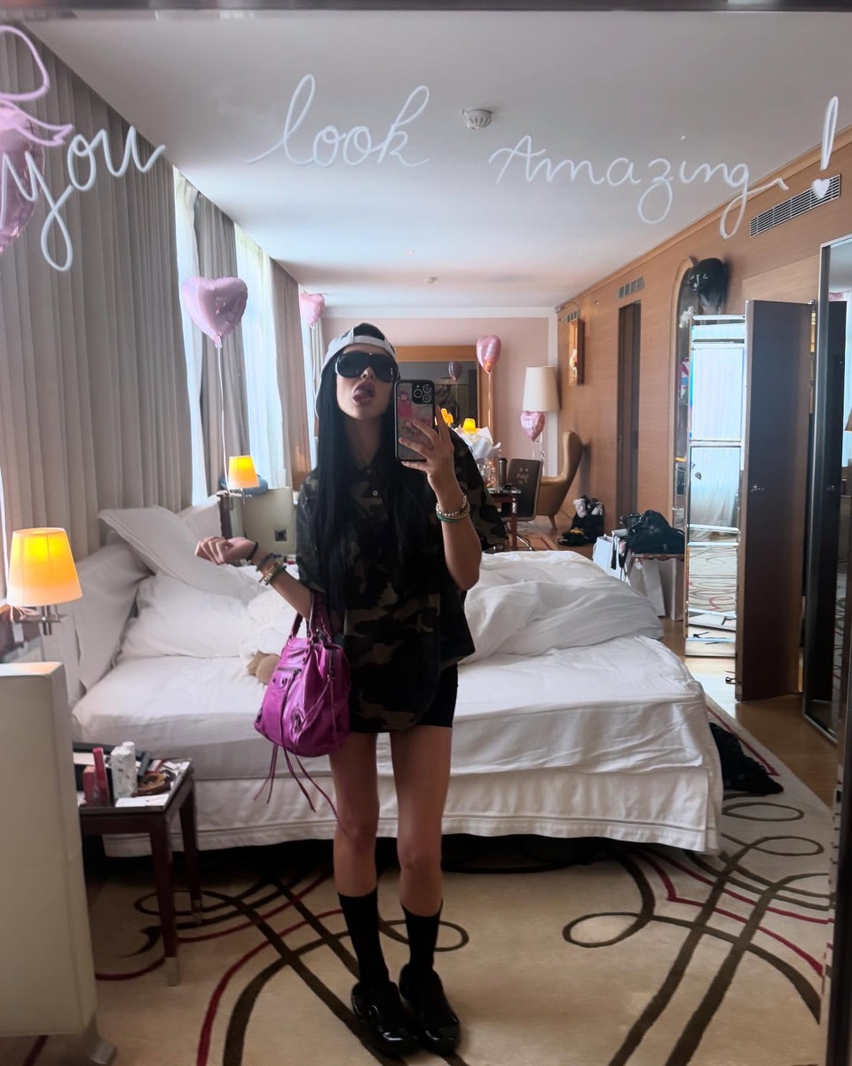 아멜리아그레이햄린 발렌시아가 핑크가방