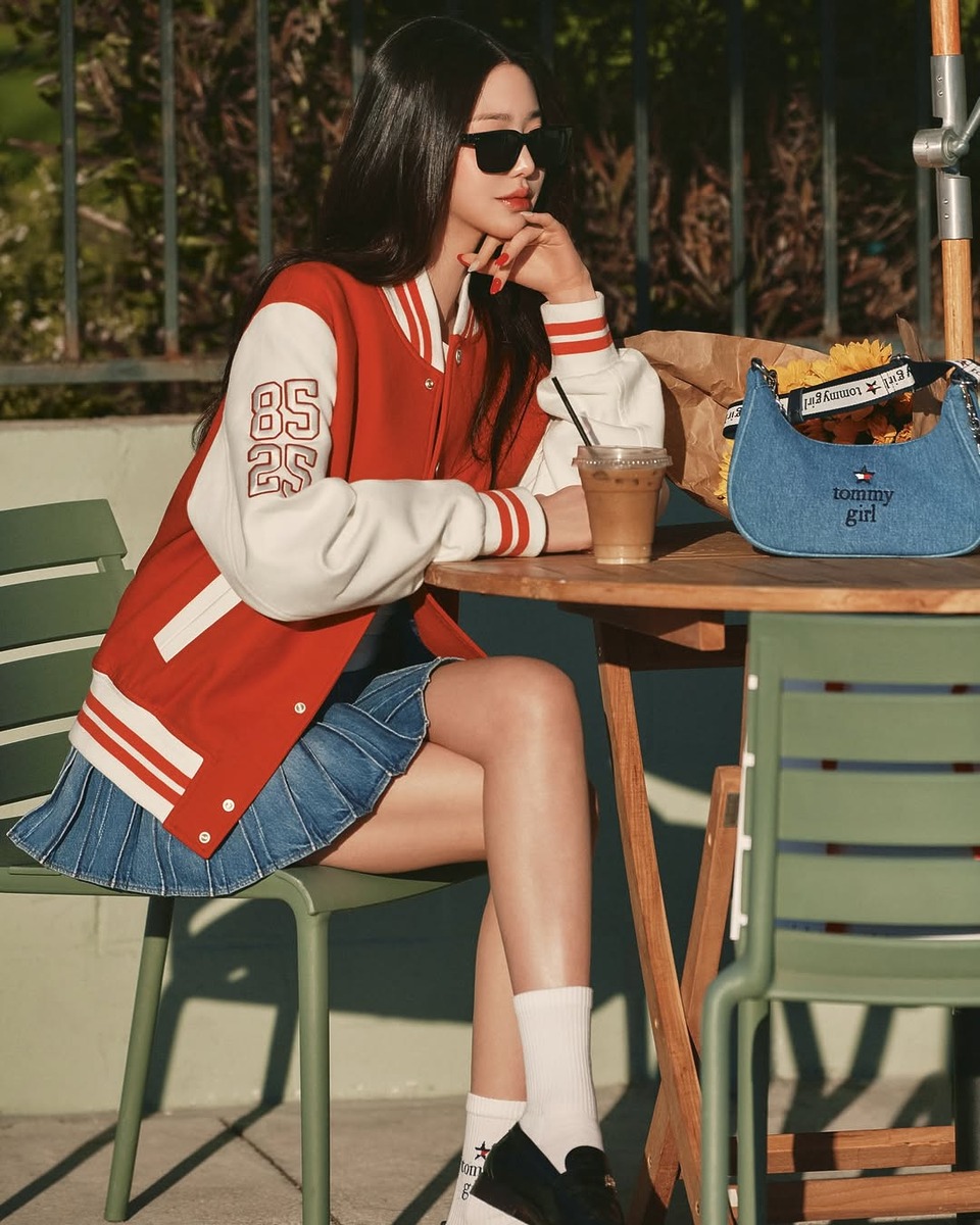 장원영 바시티재킷