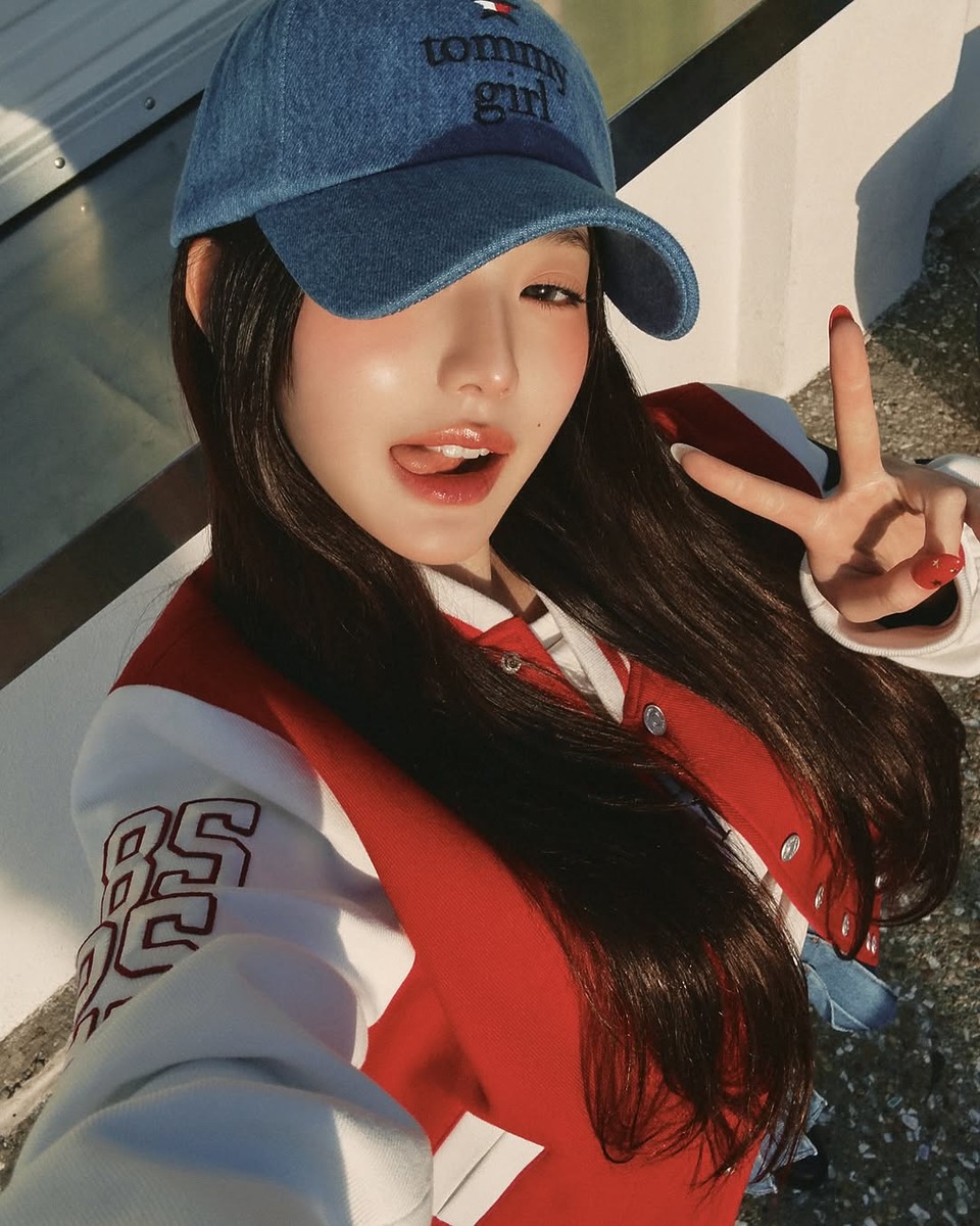 장원영 바시티재킷