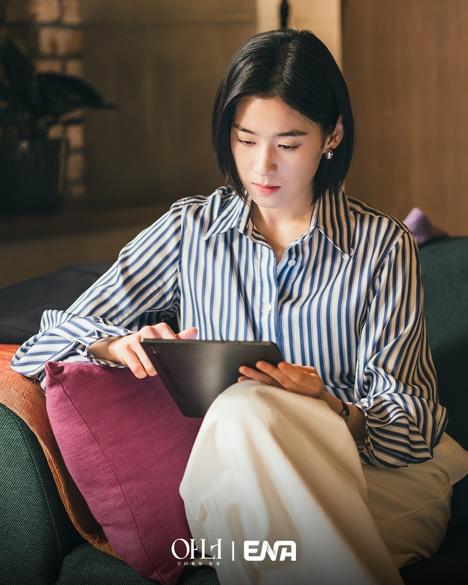 정은채 스트라이프셔츠