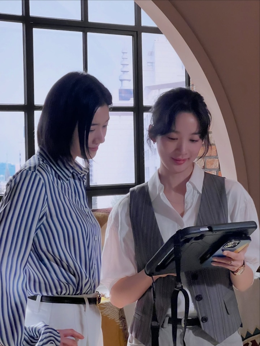 정은채 스트라이프셔츠